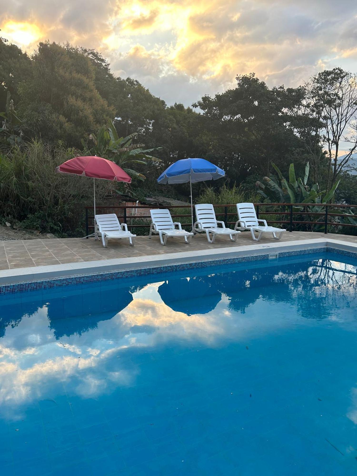 Villa Camila Hostel Coroico Esterno foto